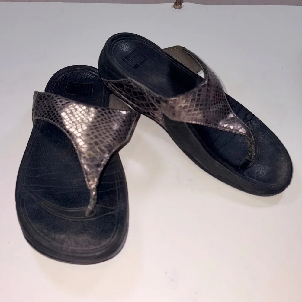 FitFlop Pietra Sandals 8 Pewter Snake Print Metallic Wedge Thong Comfort
